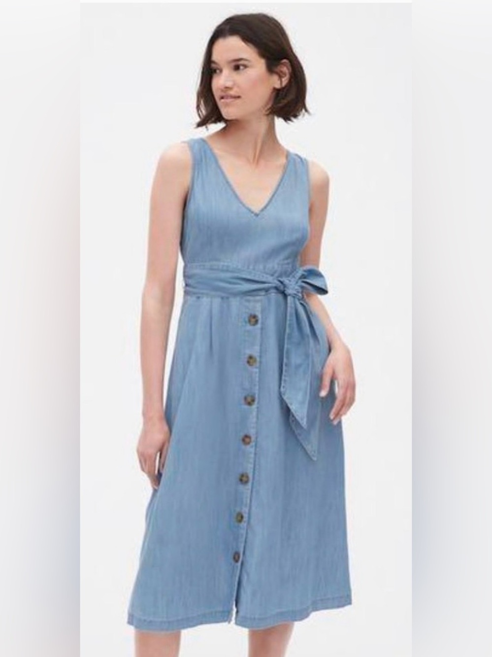 GAP Sleeveless V-Neck Chambray Button-Front Dress in Light Blue